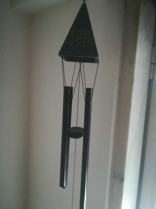 Espanta espíritos preto com caracteres chineses