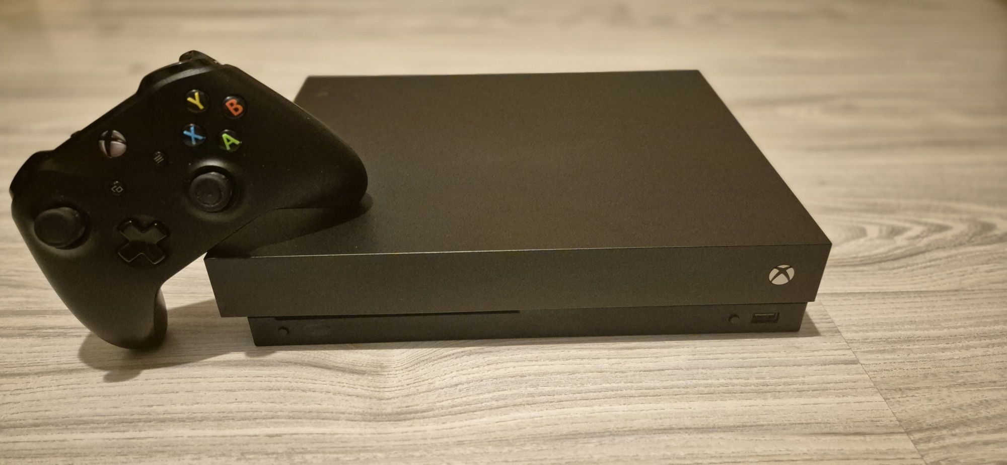 Xbox One X + pad+ Call of Duty