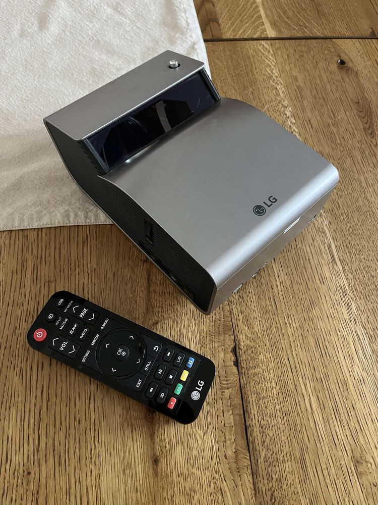 Projektor LED LG Full HD krótoogniskowy PH450UG