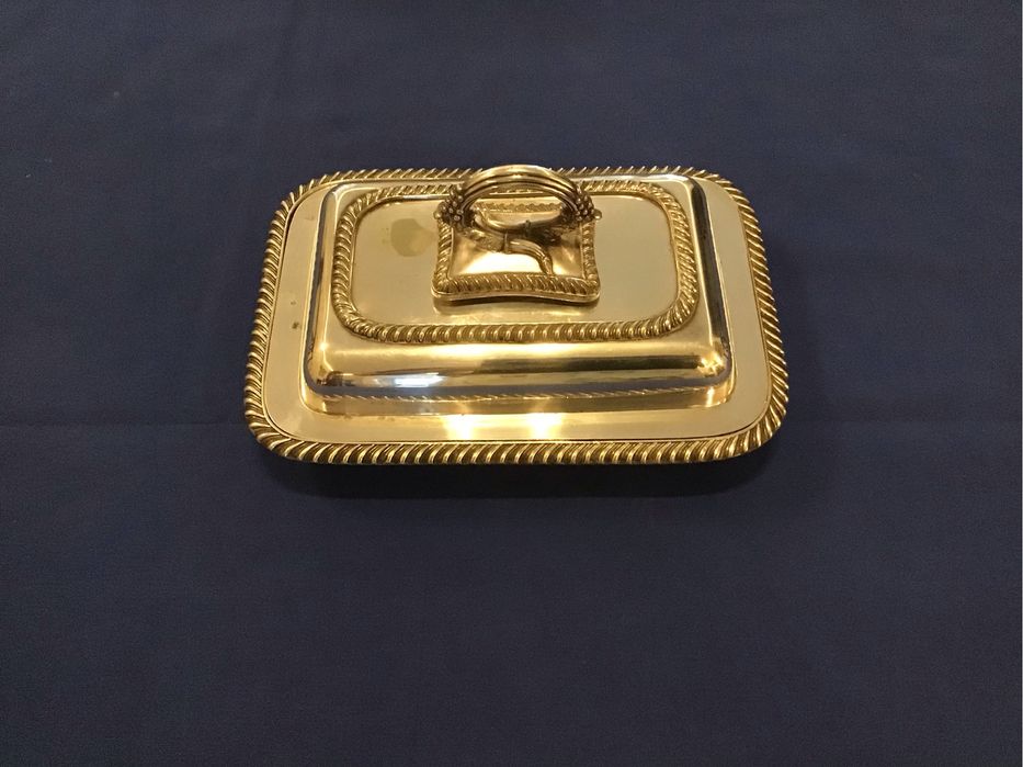 Prato coberto em casquinha inglesa, usado (séc. XIX ou Séc. XX).
