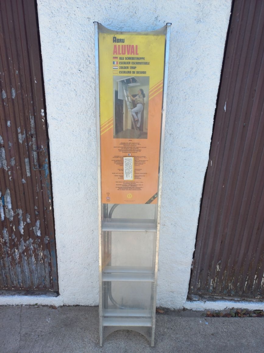 Escada para sótão nova, em alumínio, com corrimão de segurança.