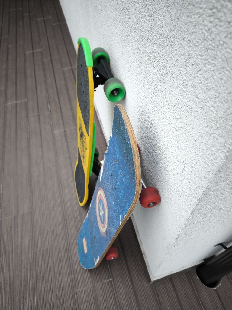 Skate e capacete