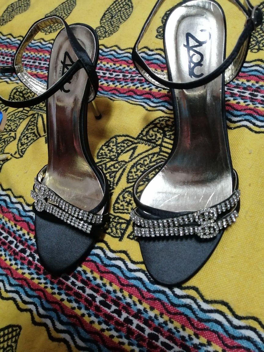 Sapatos novos  nunca usados número 38