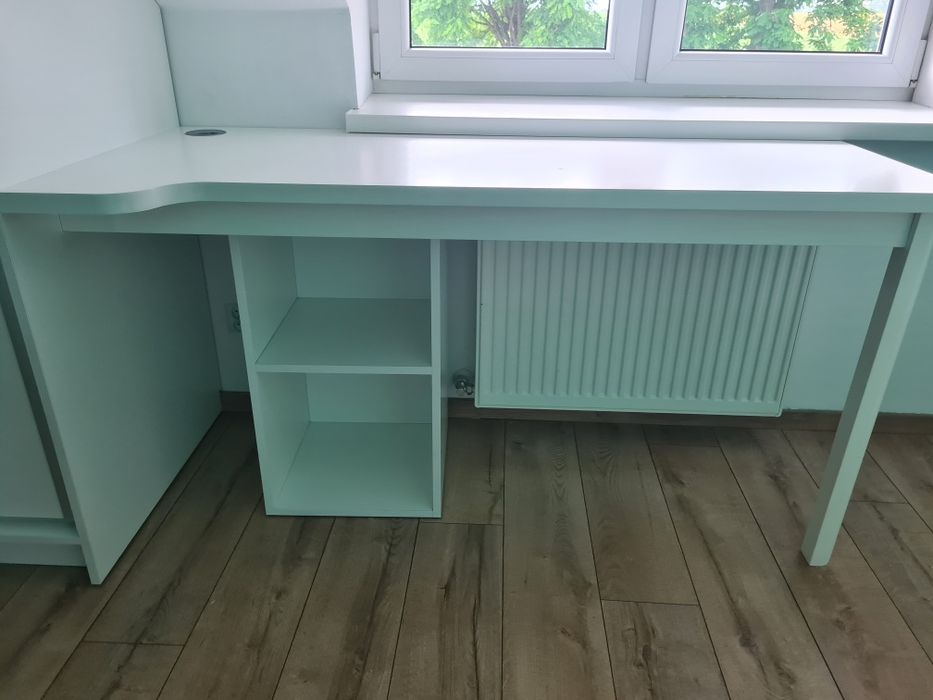 Białe biurko z półką