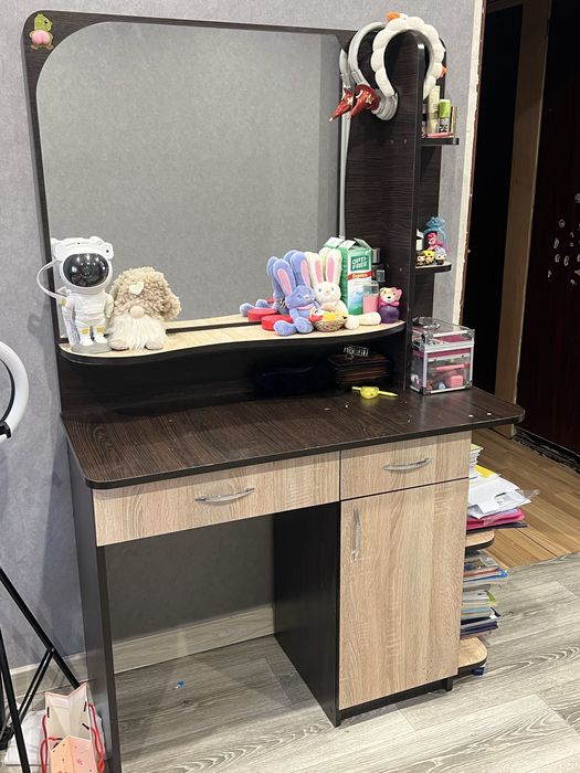 Трюмо з зеркалом