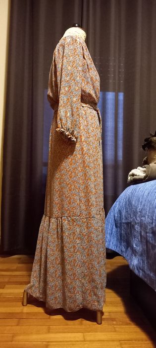 Vestido comprido castanho e dourado