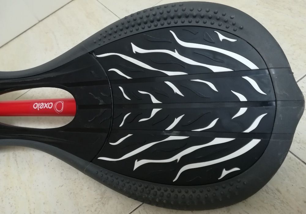 Waveboard Oxelo Preto Branco Vermelho da Decathlon