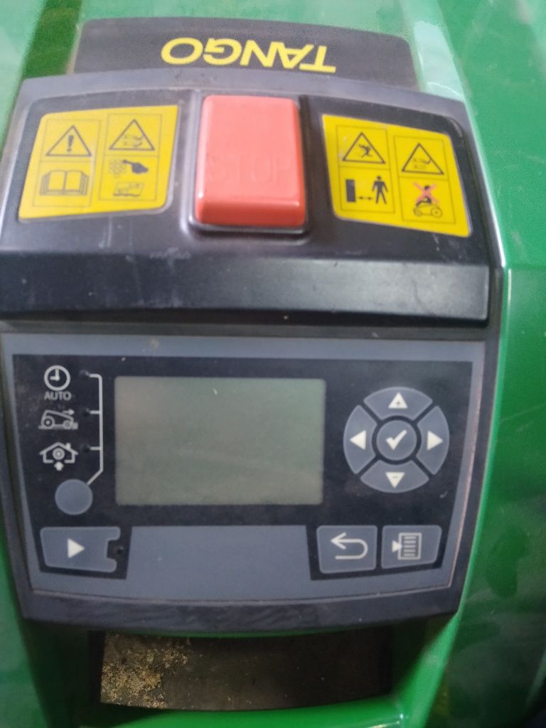 2 roboty koszące John Deere Tango E5
