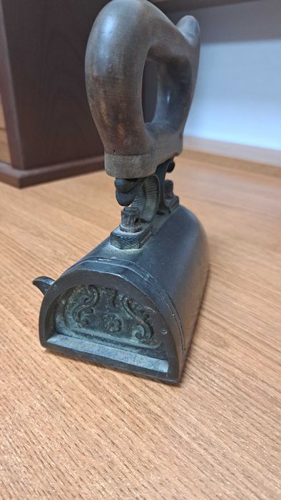 Zabytkowe żelazko z duszą – żeliwne z drewnianą rączką (103)