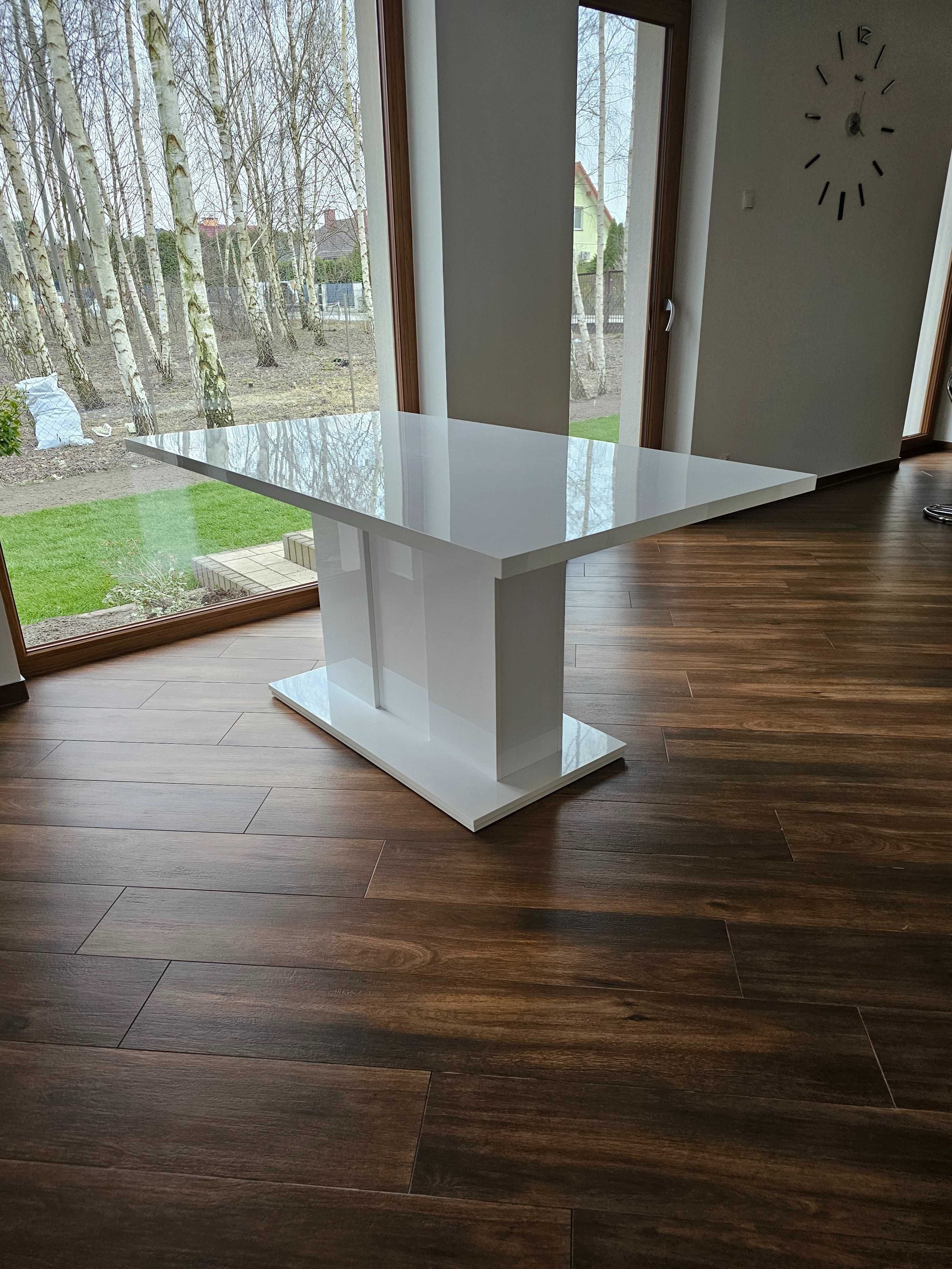 Nowoczesny biały stół
