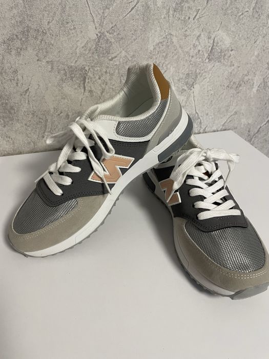 Продам новые женские кроссовки