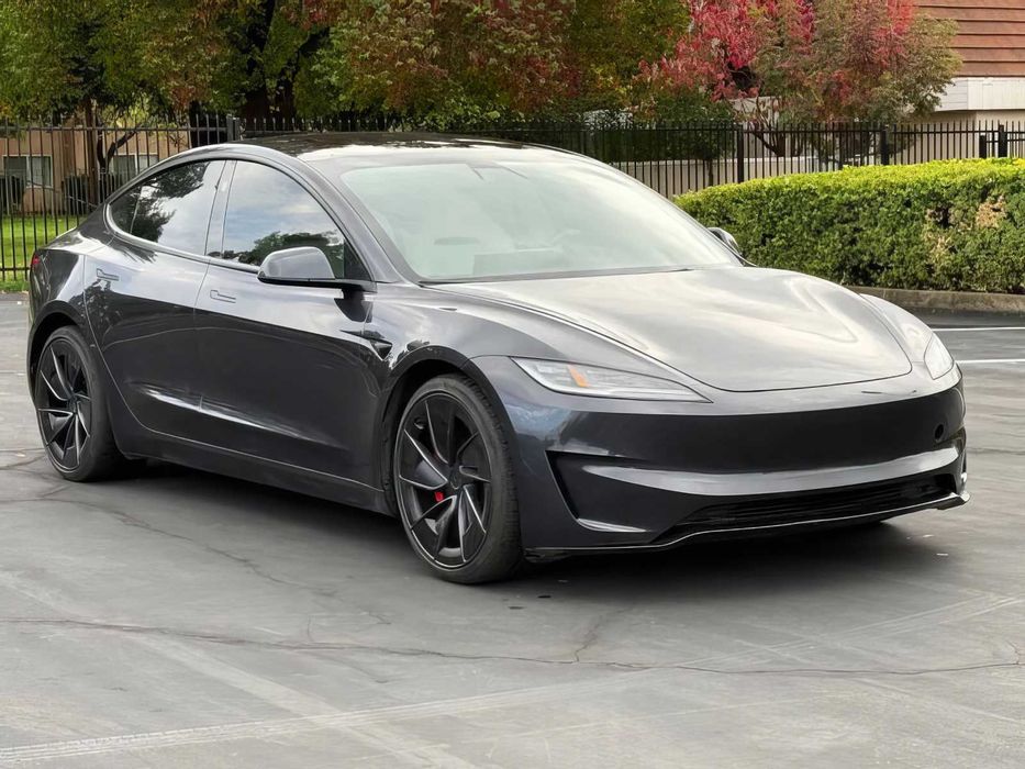 Tesla Model 3      2024