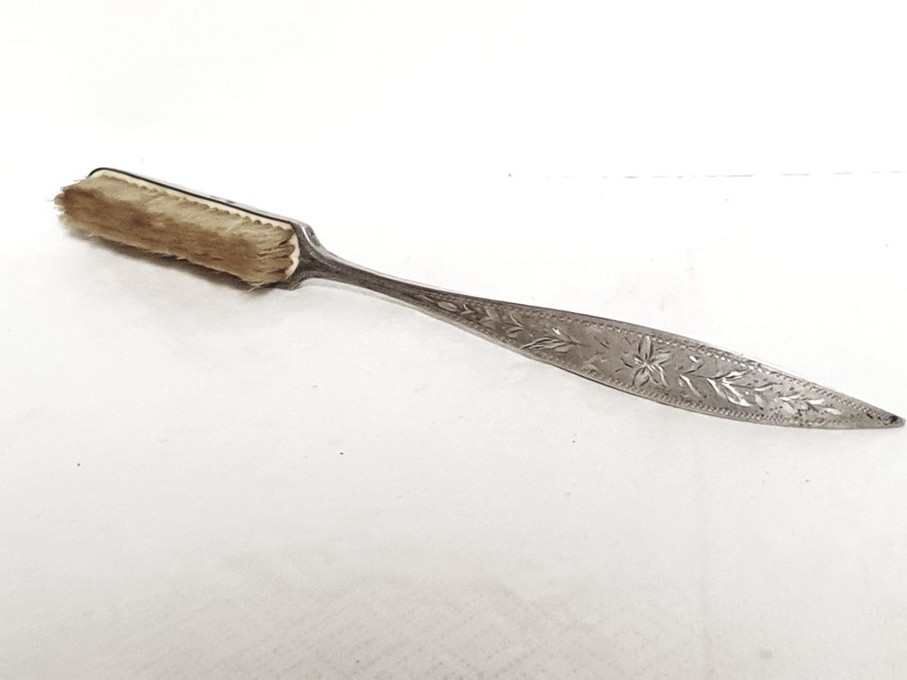 Extraordinária antiga escova Arte Nova em prata portuguesa gravada
