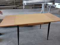 Mesa vintage extensivel  pes ferro marcas de uso