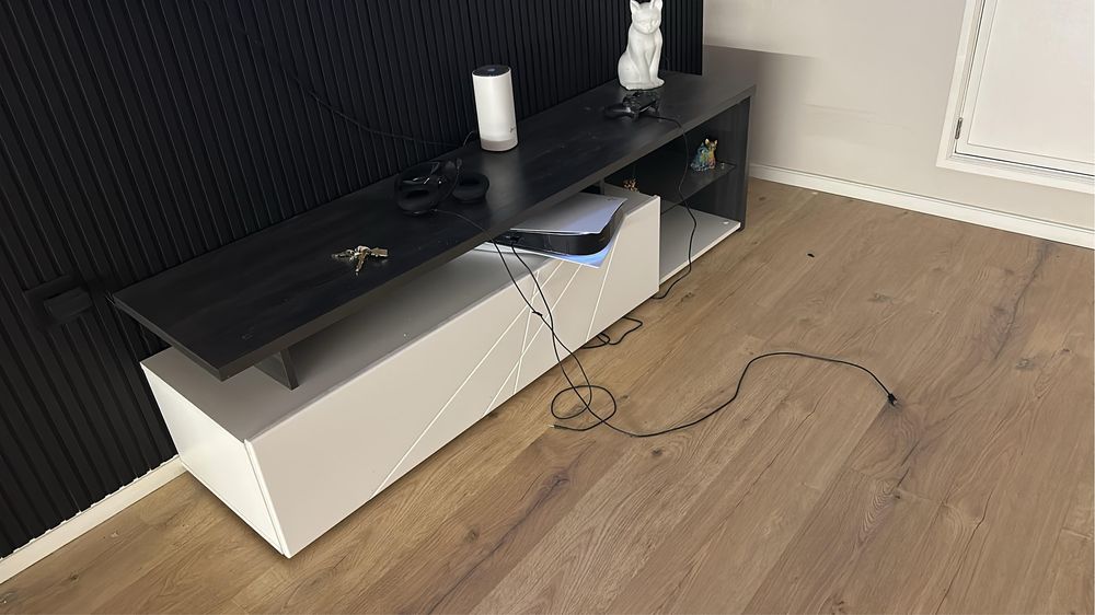 Móvel de TV branco e cinzento