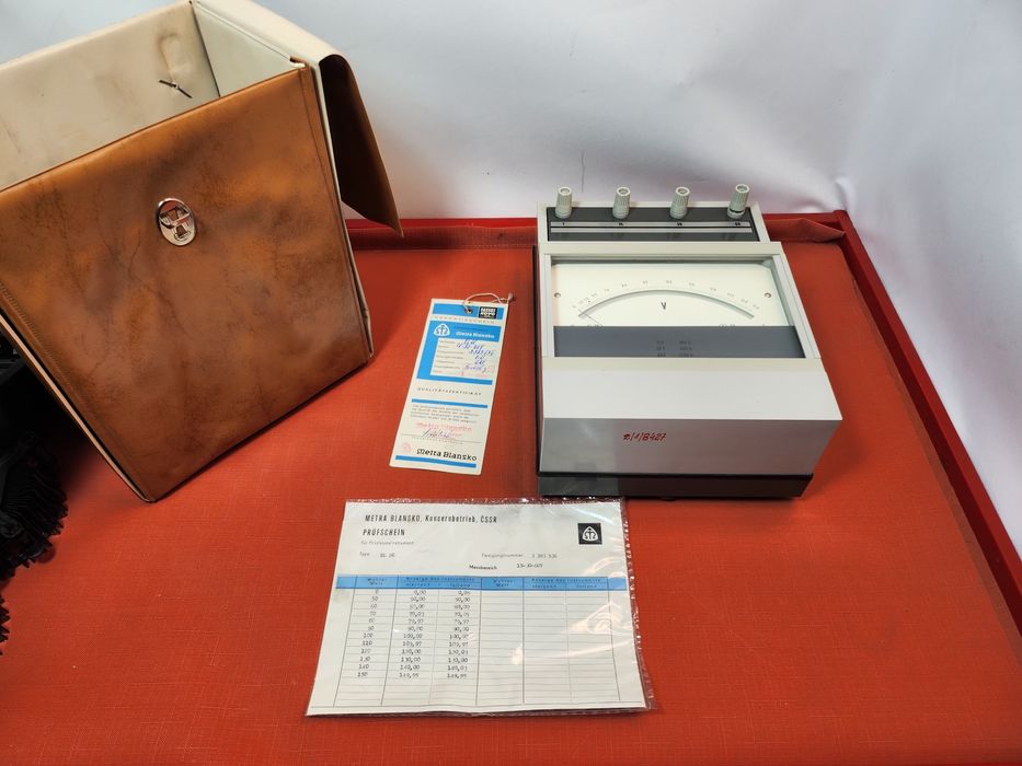 Przyrząd mierniczy analogowy woltomierz laboratoryjny Metra Blansko