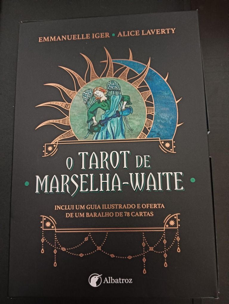 Vendo livros de Tarot dois com cartas novos .
