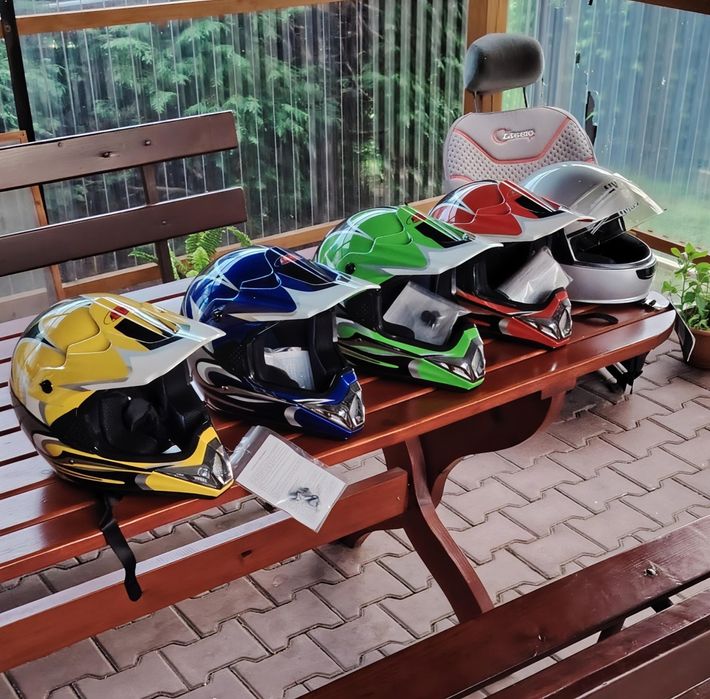 Kaski typu cross otwarte → sportowy look,  zaufanie, pudełko pokrowi