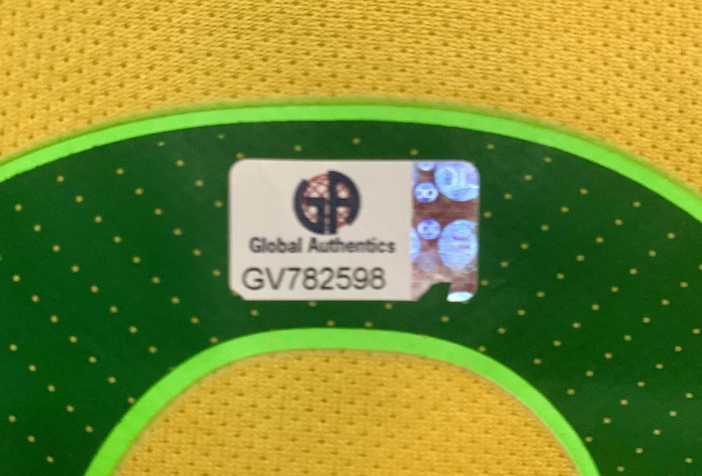 Camisola da seleção brasileira autografada pelo Pelé