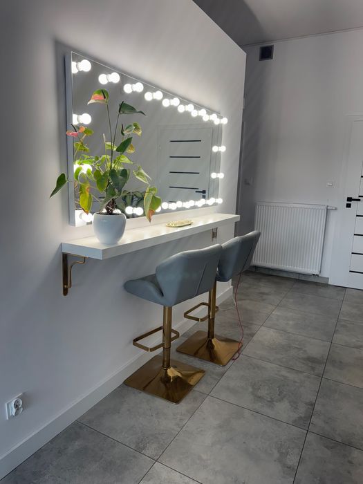 Lustro do makijażu z konsolą i krzesłami