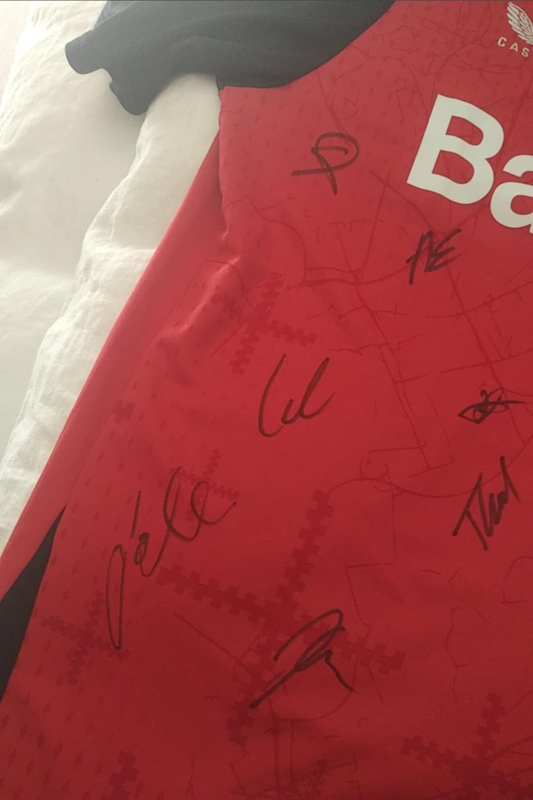 Koszulka Bayer Leverkusen z autografami z mistrzowskiego sezonu 2024