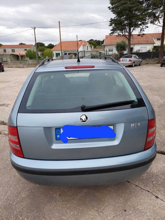 Skoda Fabia 1.4i de 2002 com Boa Mecânica para peças
