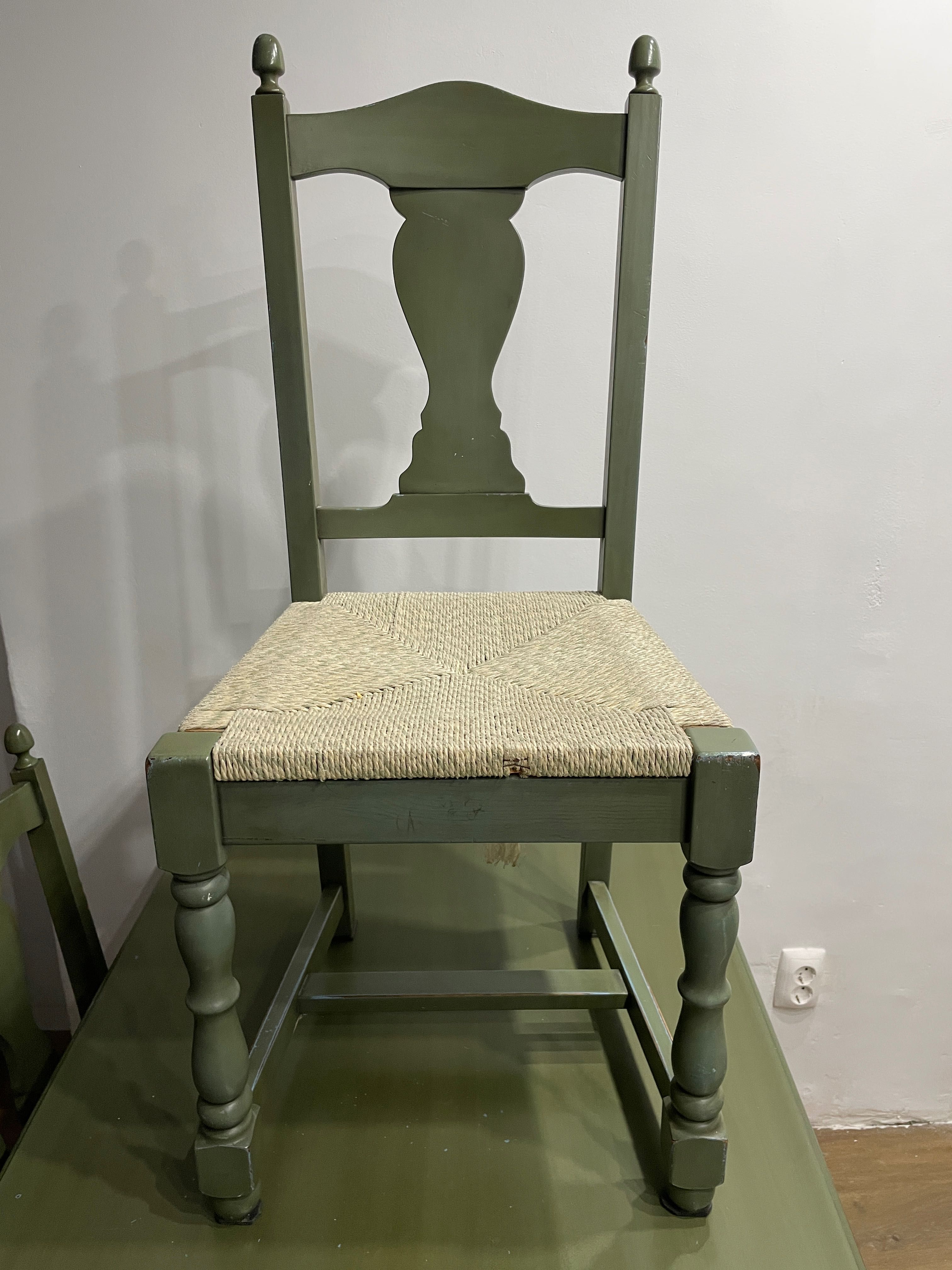 Mesa e 6 cadeiras em madeira