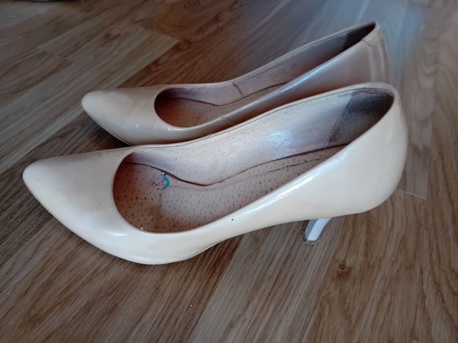 Buty na obcasie rozmiar 38 koloru jasne cappuccino lekko ecru