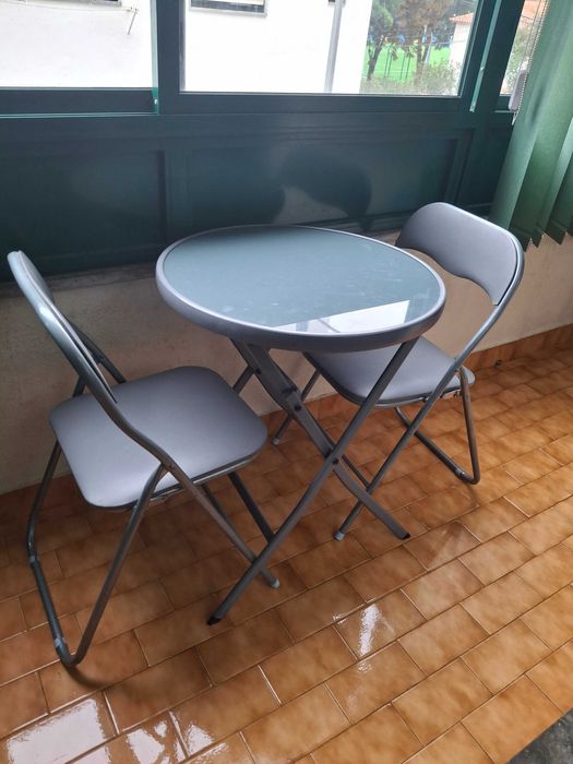 Mesa e duas cadeiras