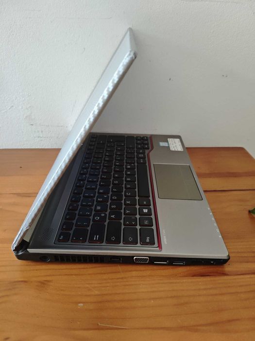 Fujitsu LifeBook E736 — Portátil Profissional Compacto