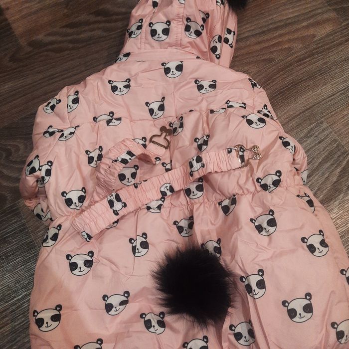 Зимова куртка на дівчинку.