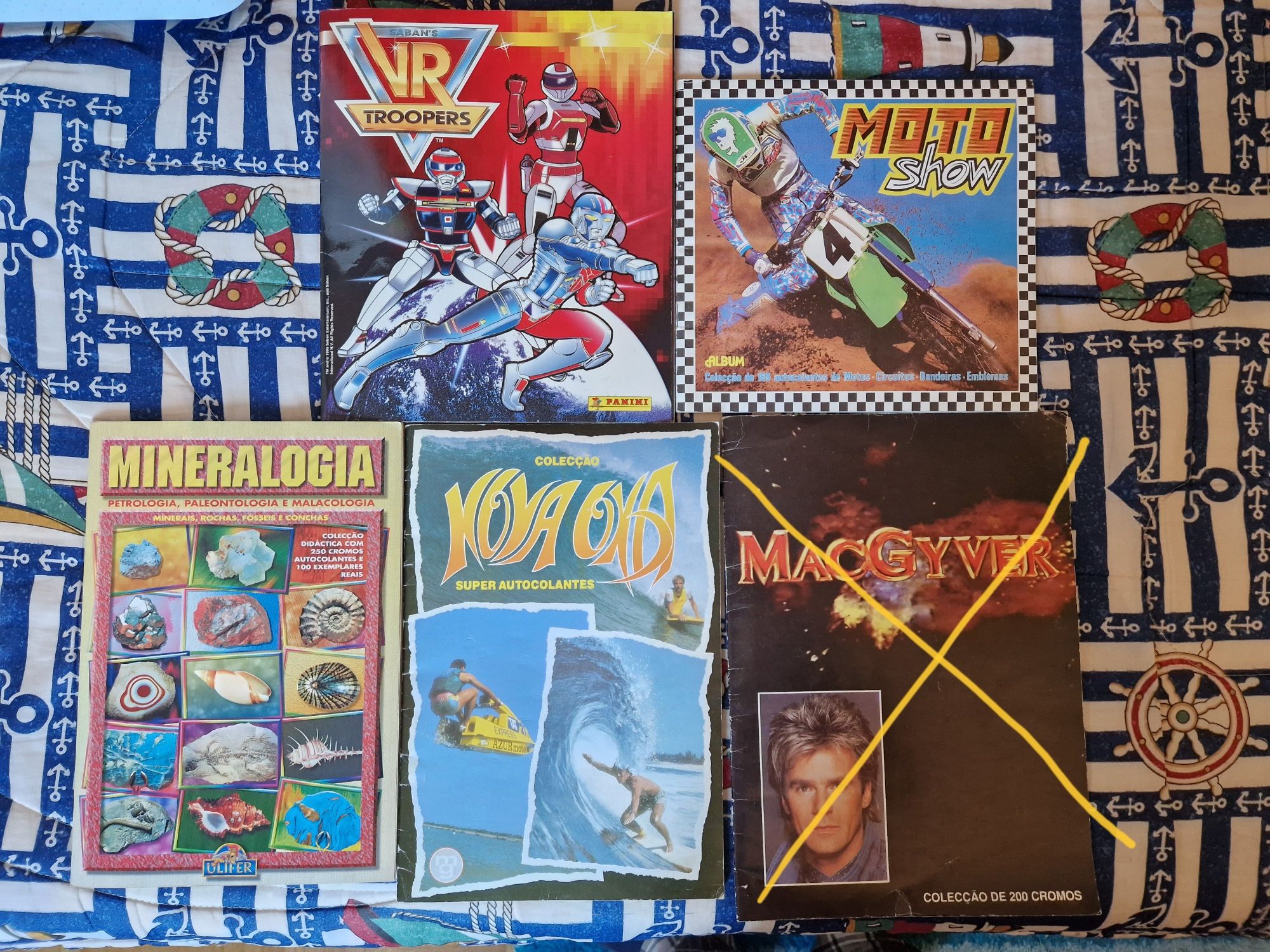 Diversas cadernetas e cromos