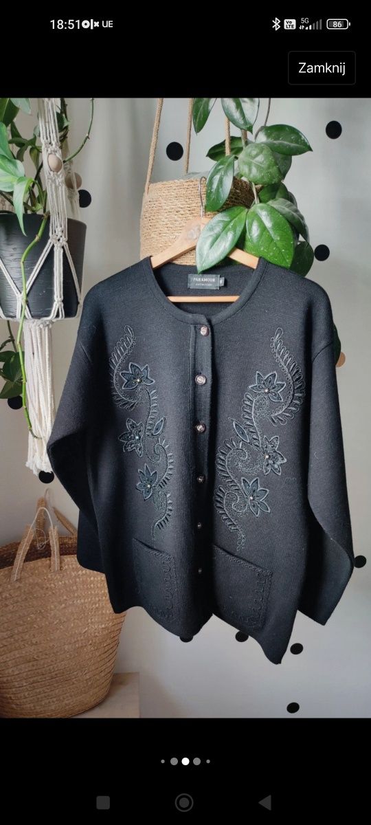 Czarny sweter vintage z aplikacją koraliki zapinany z kieszeniami