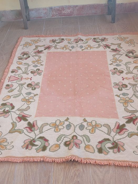 Vendo Arraiolos  carpete lindissima cor de salmao com barra flores