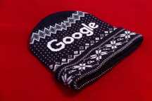 Стильна, в'язана брендова зимова шапка Google