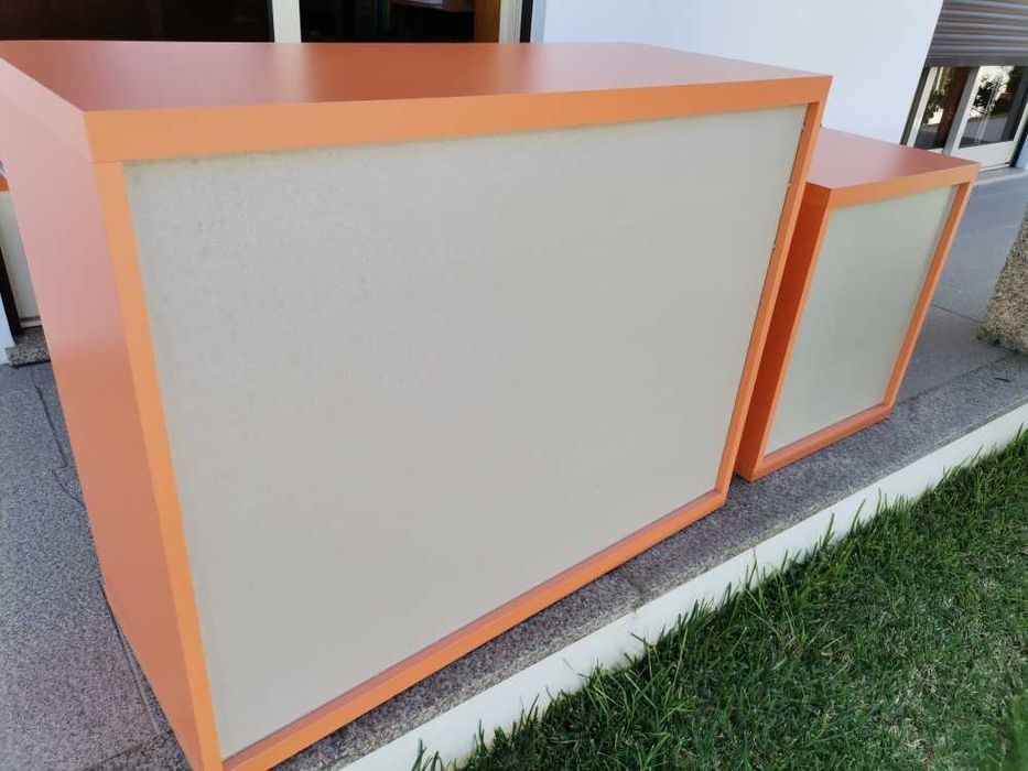 Cómoda e mesinha de cabeceira como novas, cor de laranja da JOM