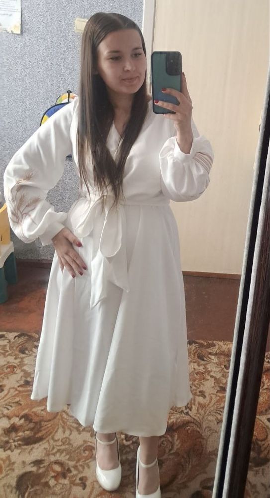 Сукня жіноча білого кольору