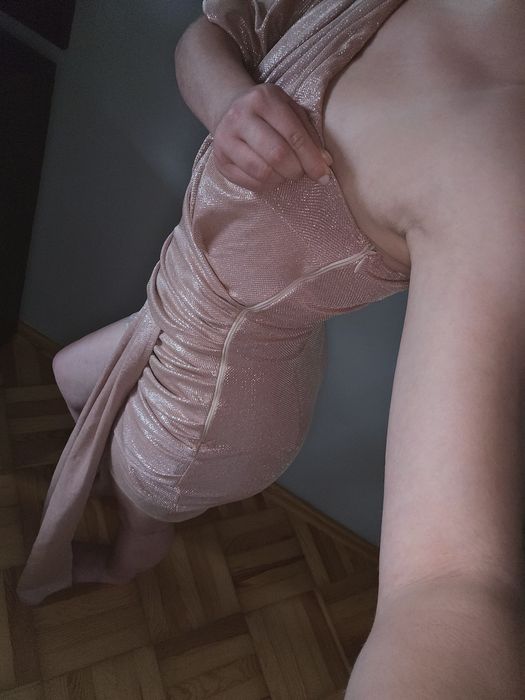 Loola, Nadine - Asymetryczna sukienka z szarfą i bufiastym rękawem
