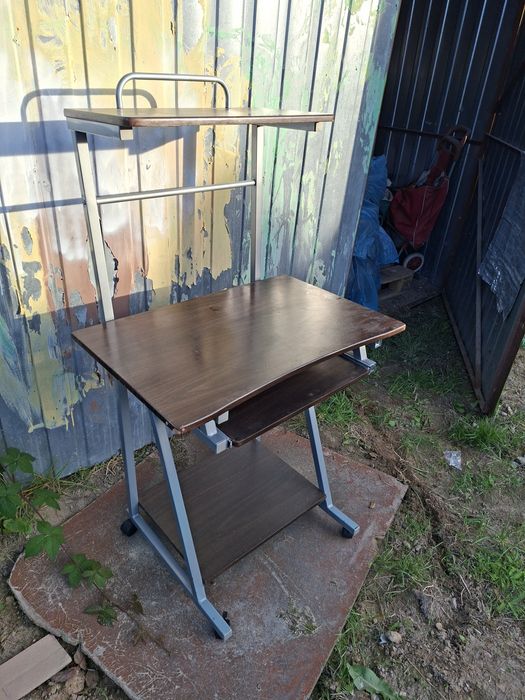 Fajne biurko z polka na metalowym stelazu 140 cm wysokie ze stolikiem