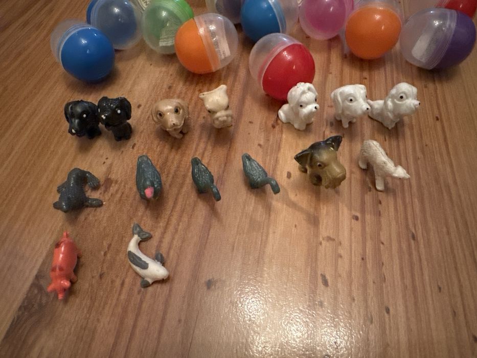 Figurki zwierzaki w kapsułach