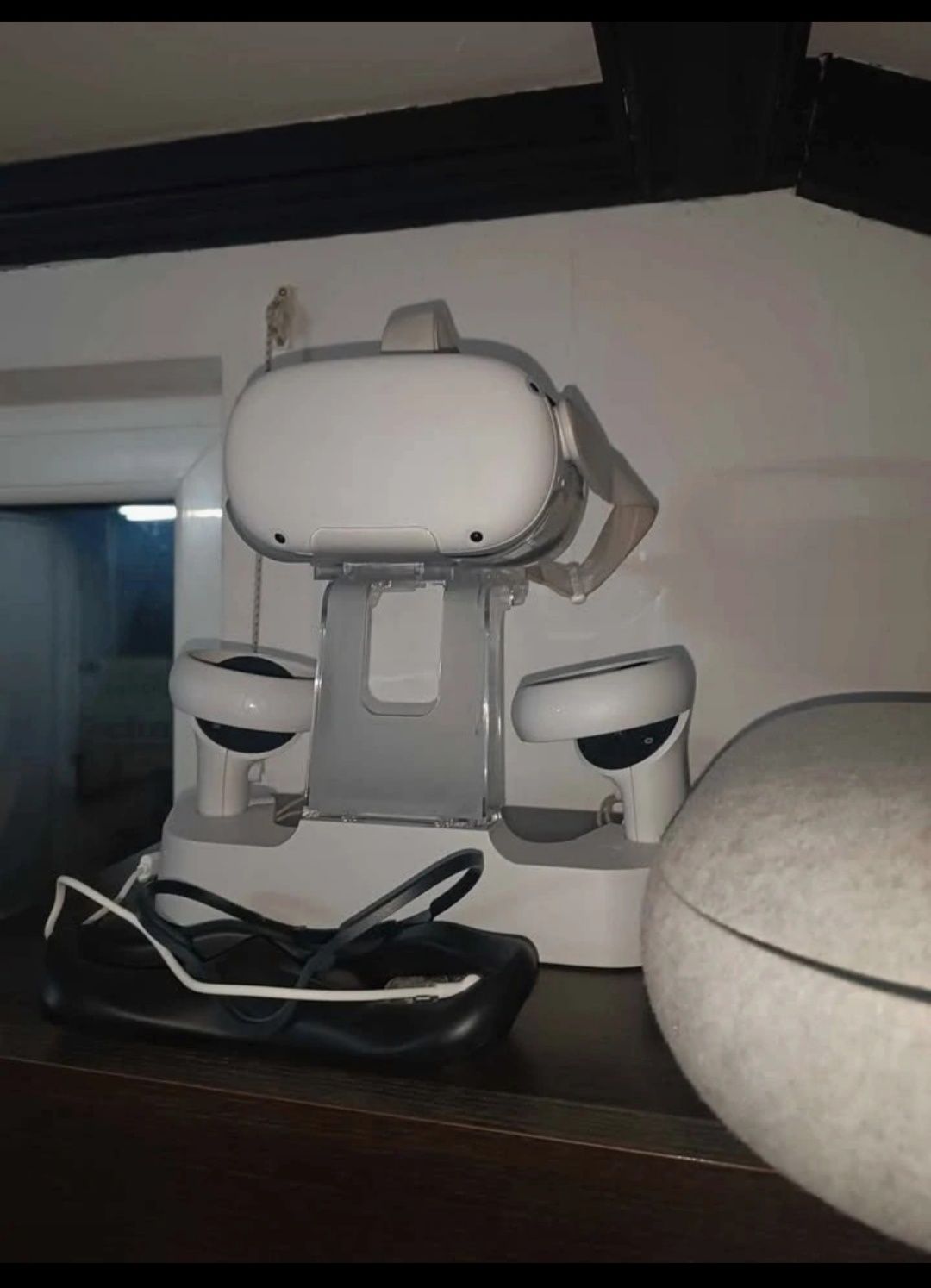 Oculus Quest 2 z orginalną stacją dokowania