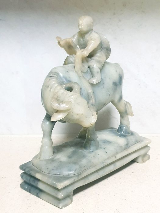 Grande antiga escultura asiática bufalo com menino em pedra de sabão