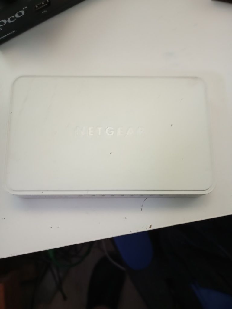 Netgear fs208 używany