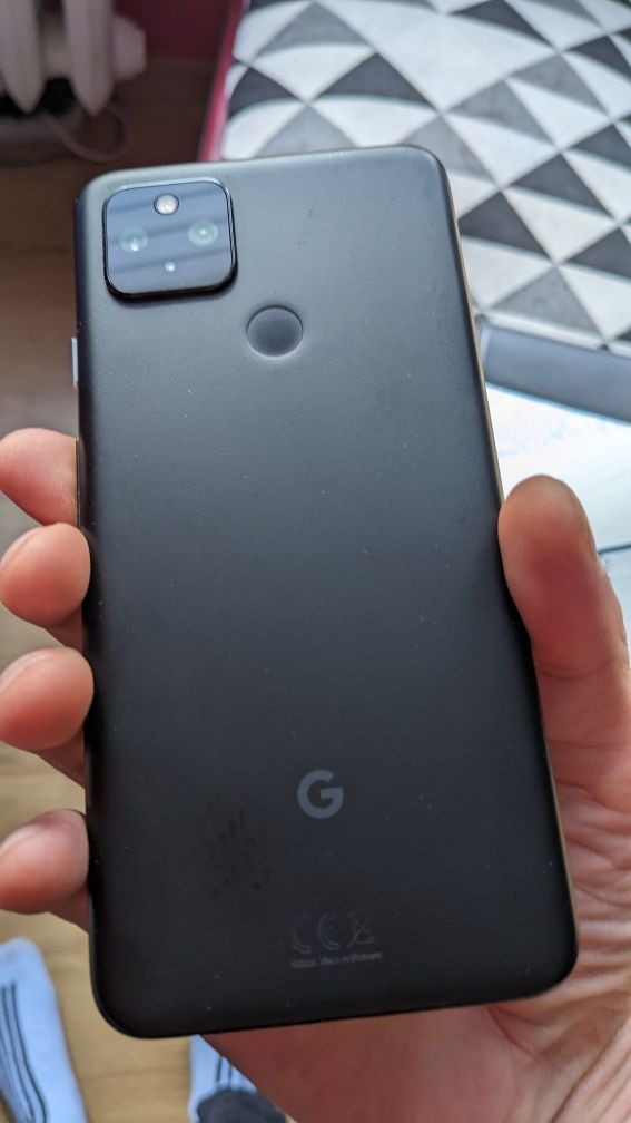 Pixel 4a 5g czarny sam telefon polecam :)