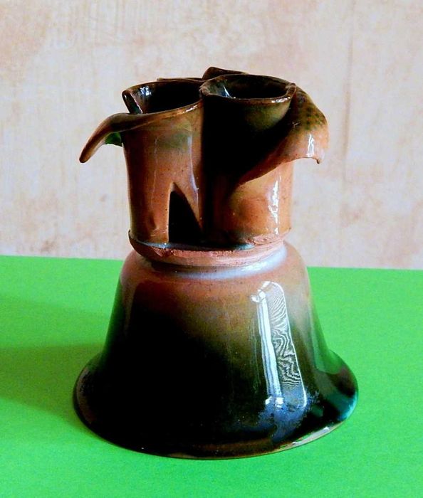 Керамическая изящная мини-вазочка для декоративных цветов