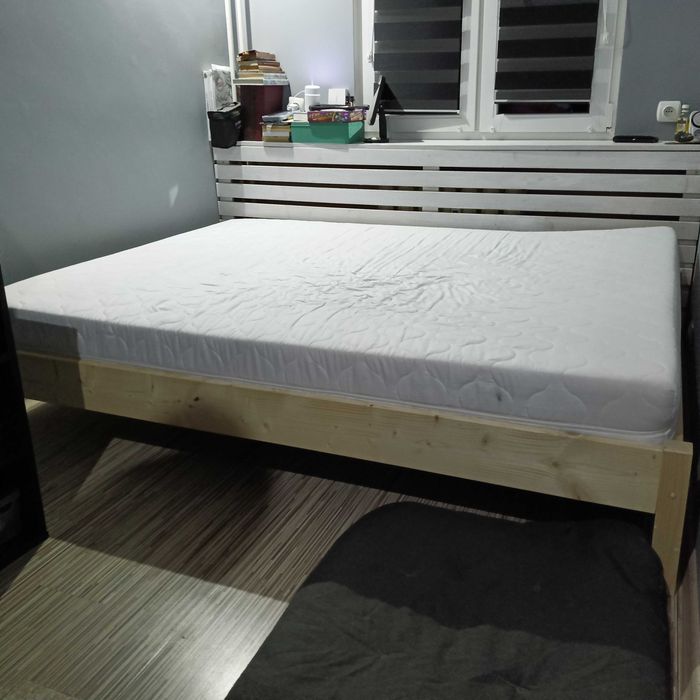 Łóżko drewniane z materacem 160x200