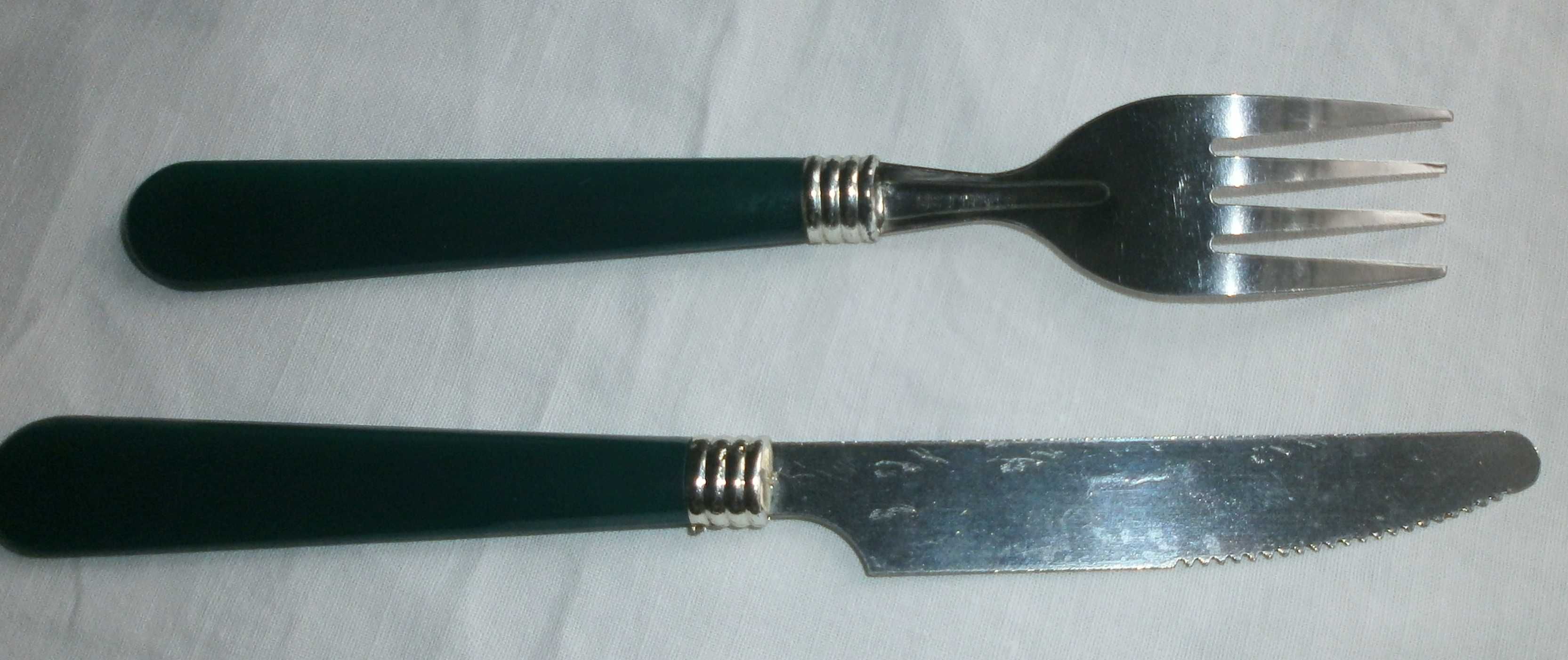 Столовий набір з двох ложок, виделки, ножа