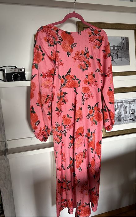 Różowa sukienka ciążowa w kwiaty baby shower