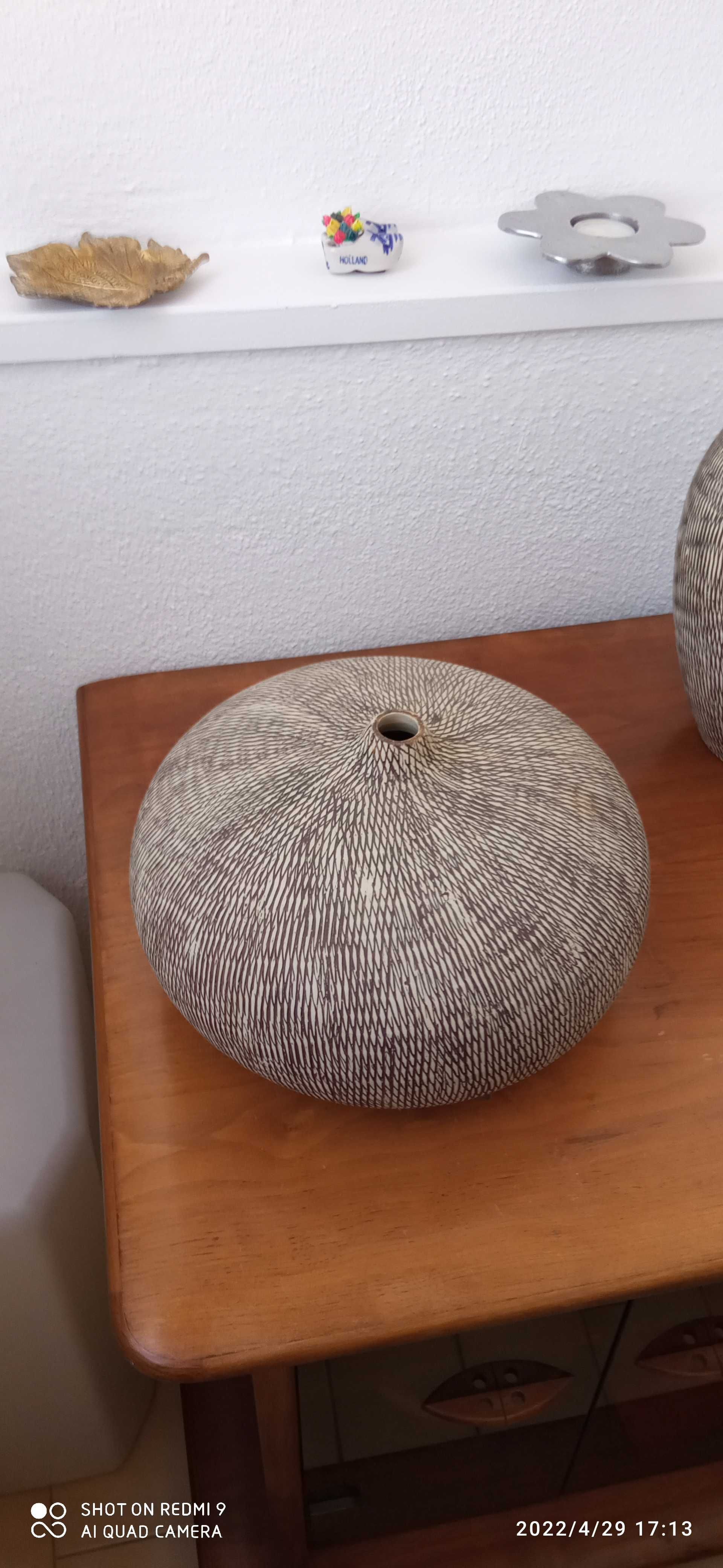 Jarras em barro , com 37cm e 26 cm de altura