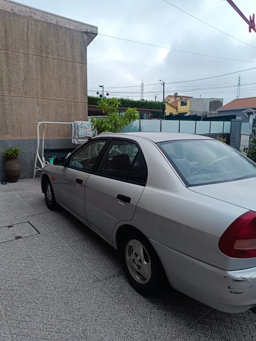 Mitsubishi Lancer 1.3 AC 4P acidentado na lateral